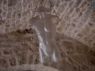 ...sul quale pende dal soffitto il busto di un manichino decorativo